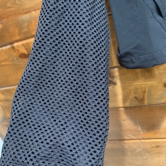 Lululemon Black Mesh Catch a Breeze Pullover - Picture 4 of 8
